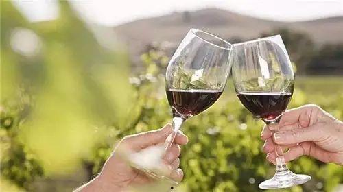 国产倒红酒视频在线播放,在线视频教你轻松掌握